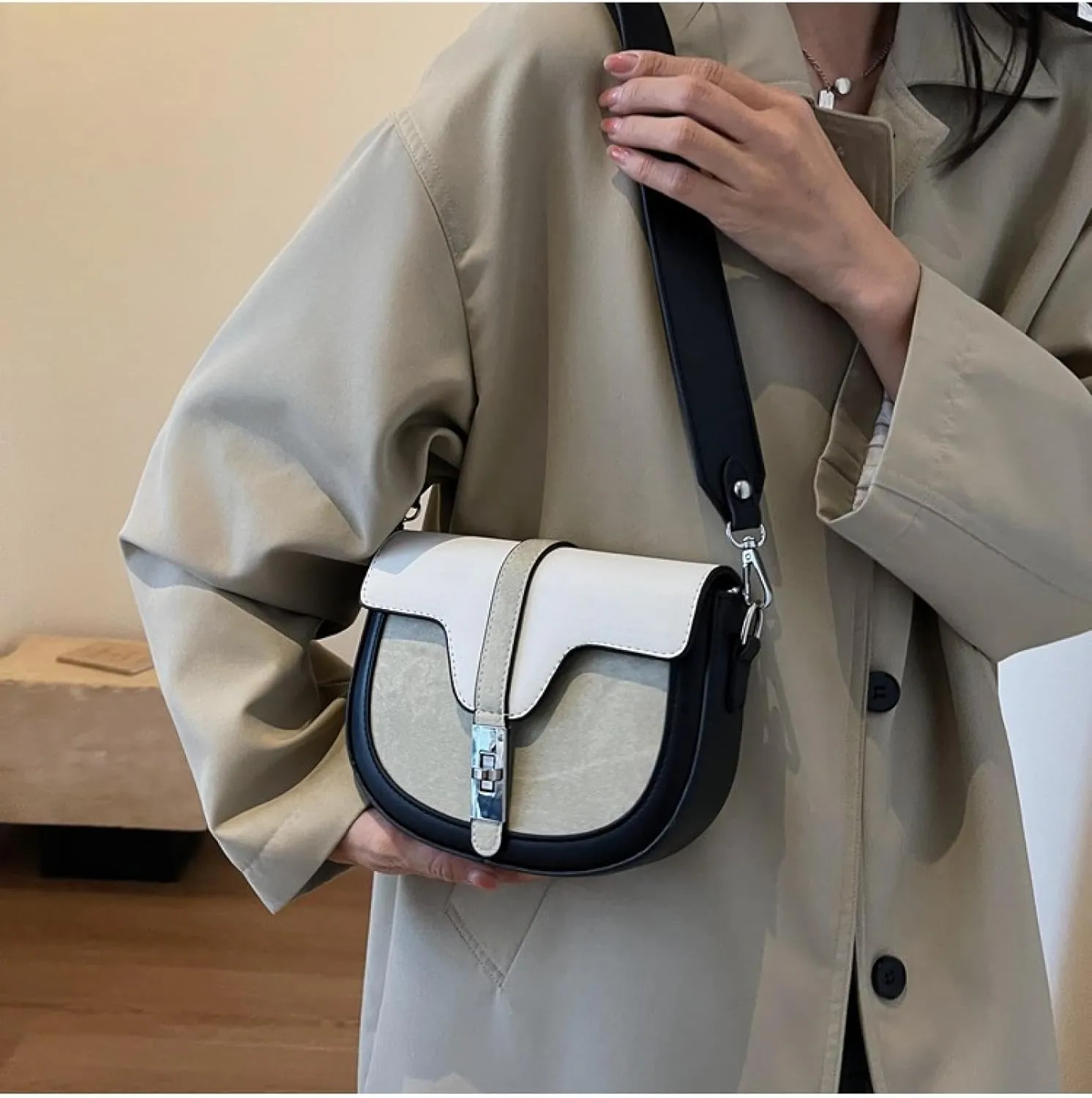 Crossbody Bag on One Shoulder and Color-blocked Saddle Bag