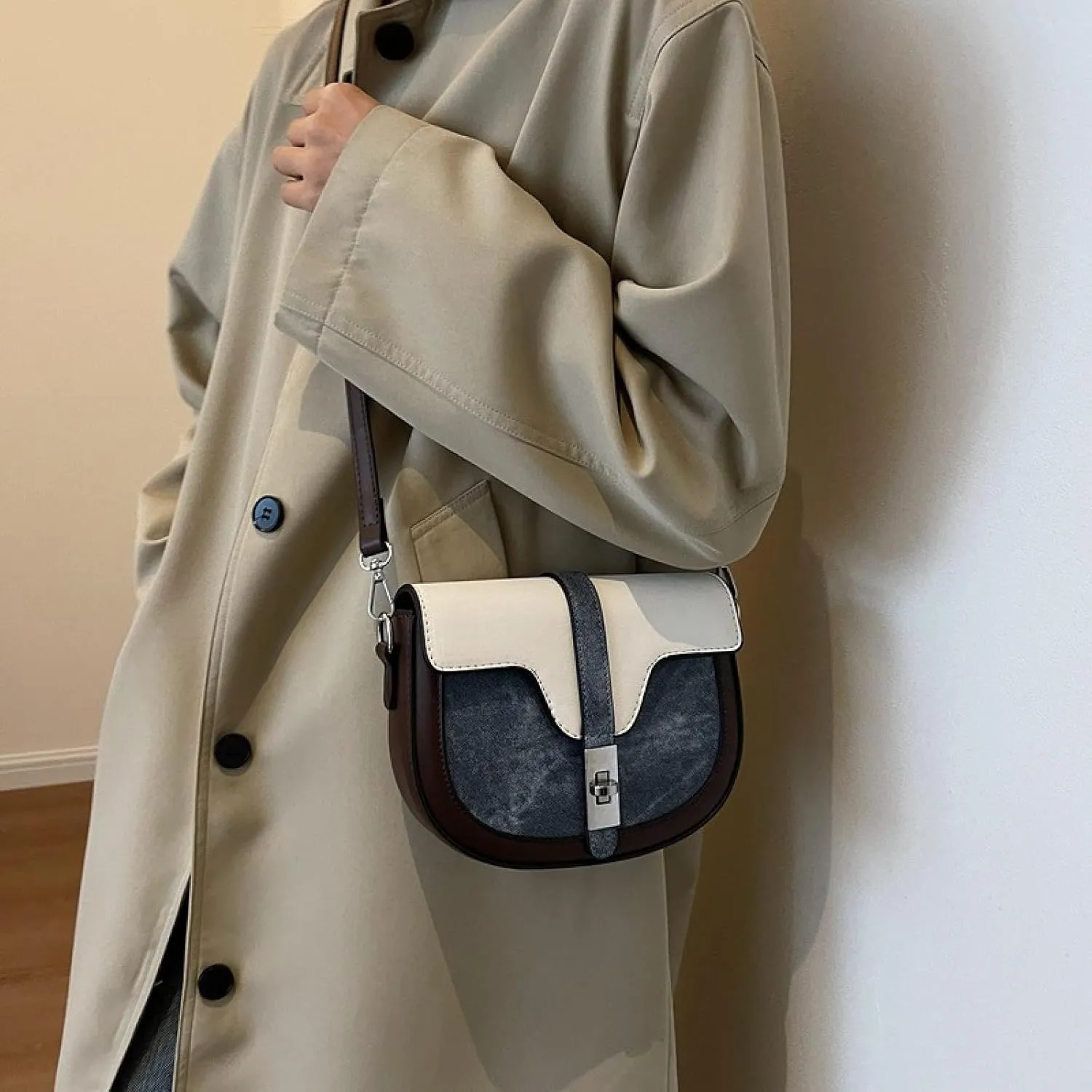 Crossbody Bag on One Shoulder and Color-blocked Saddle Bag