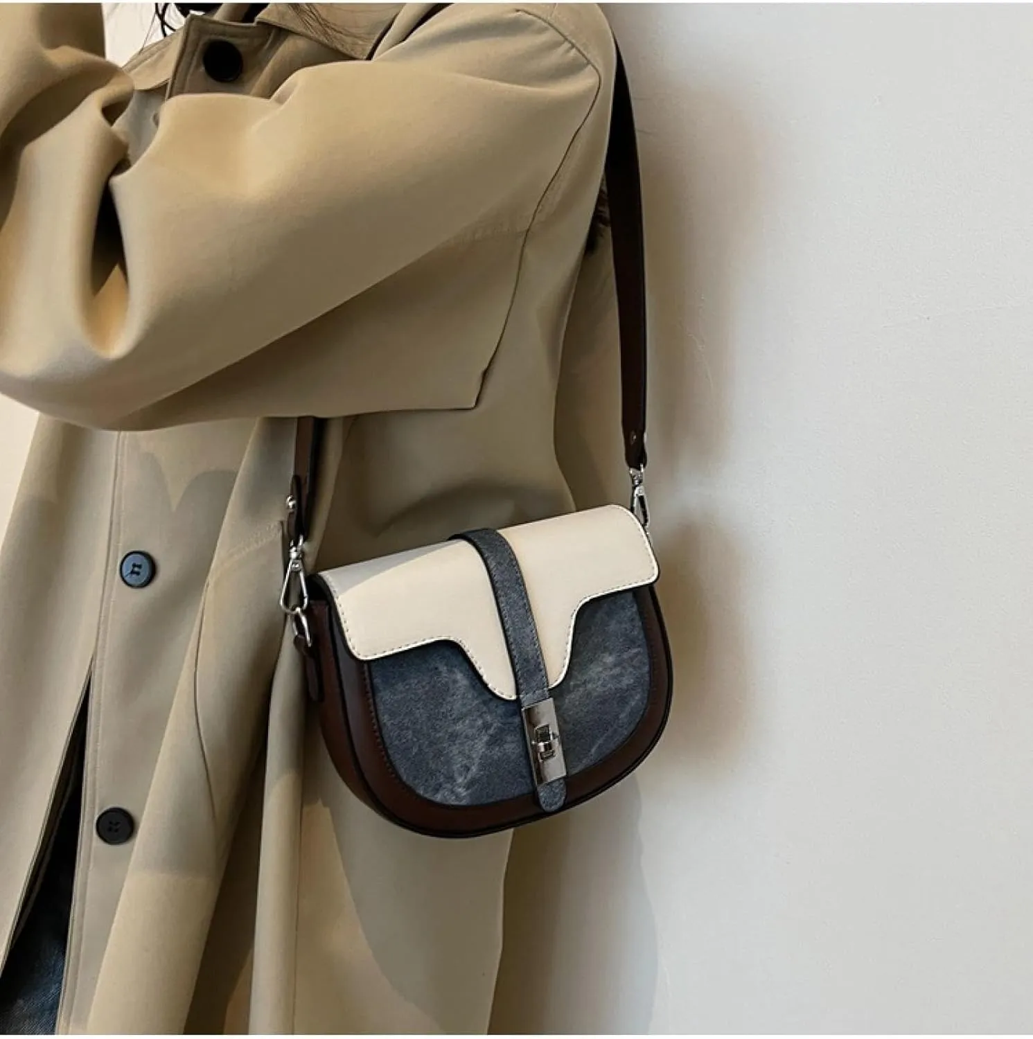 Crossbody Bag on One Shoulder and Color-blocked Saddle Bag