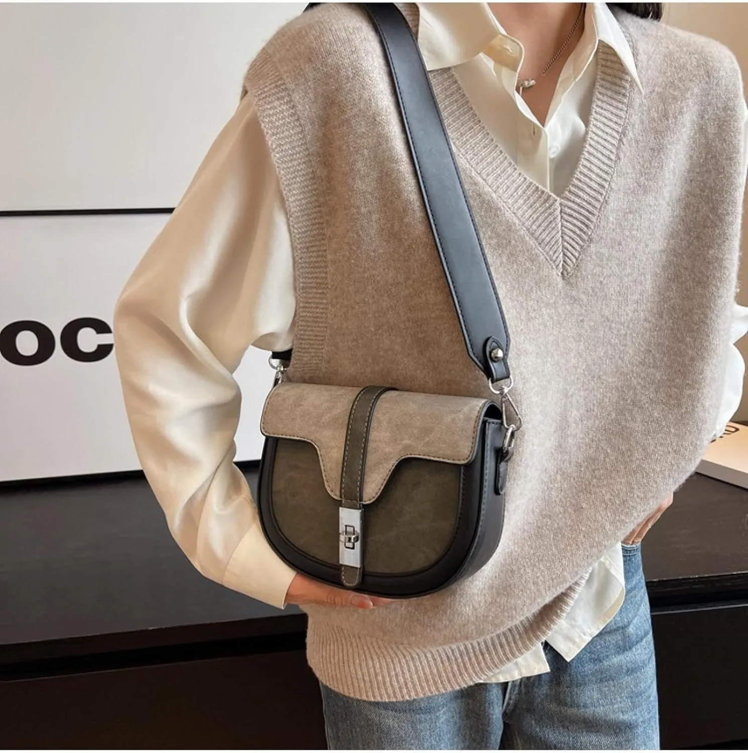 Crossbody Bag on One Shoulder and Color-blocked Saddle Bag